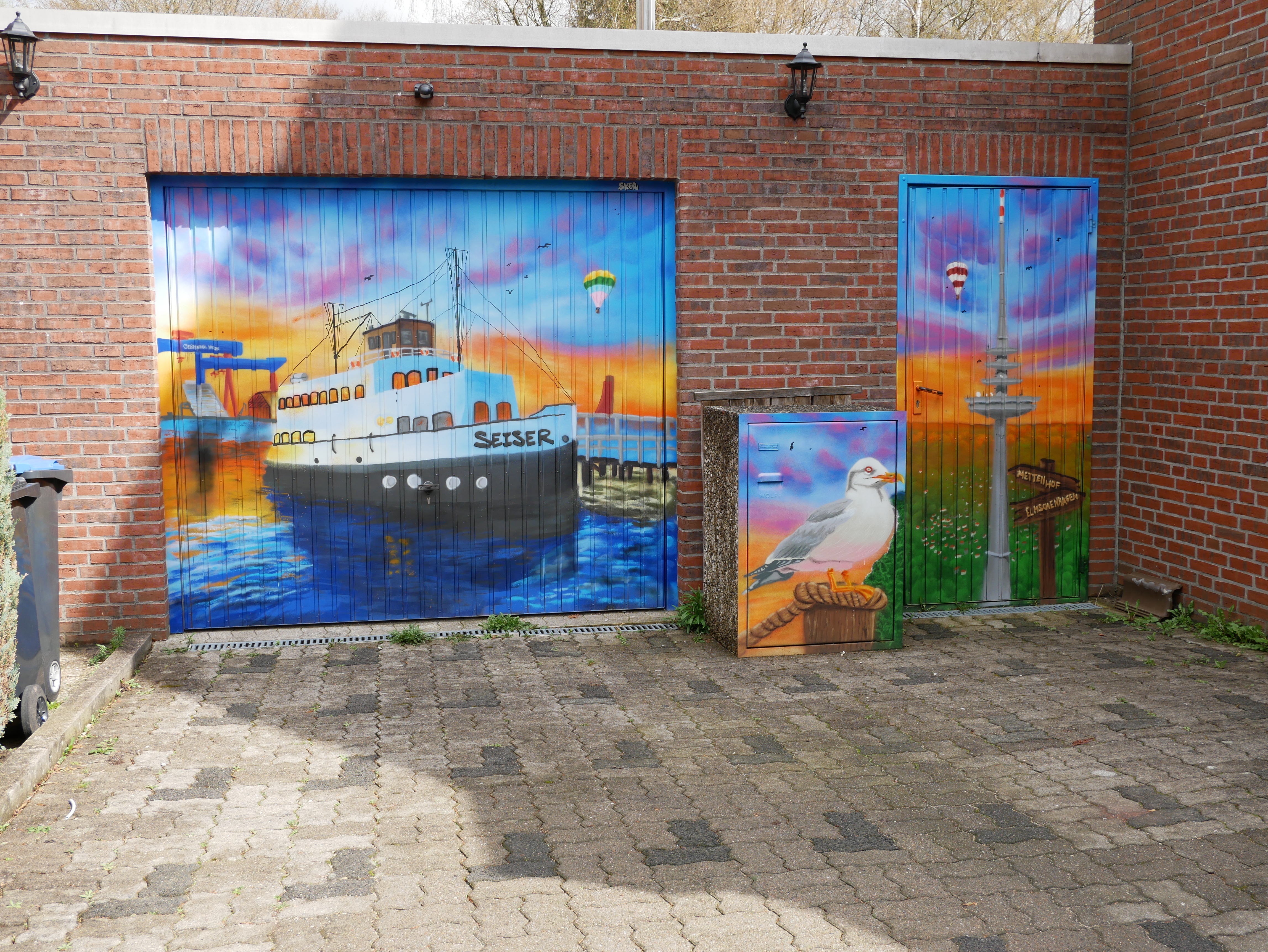 Privates Garagentor in Kiel mit großflächigem Graffiti-Kunstwerk