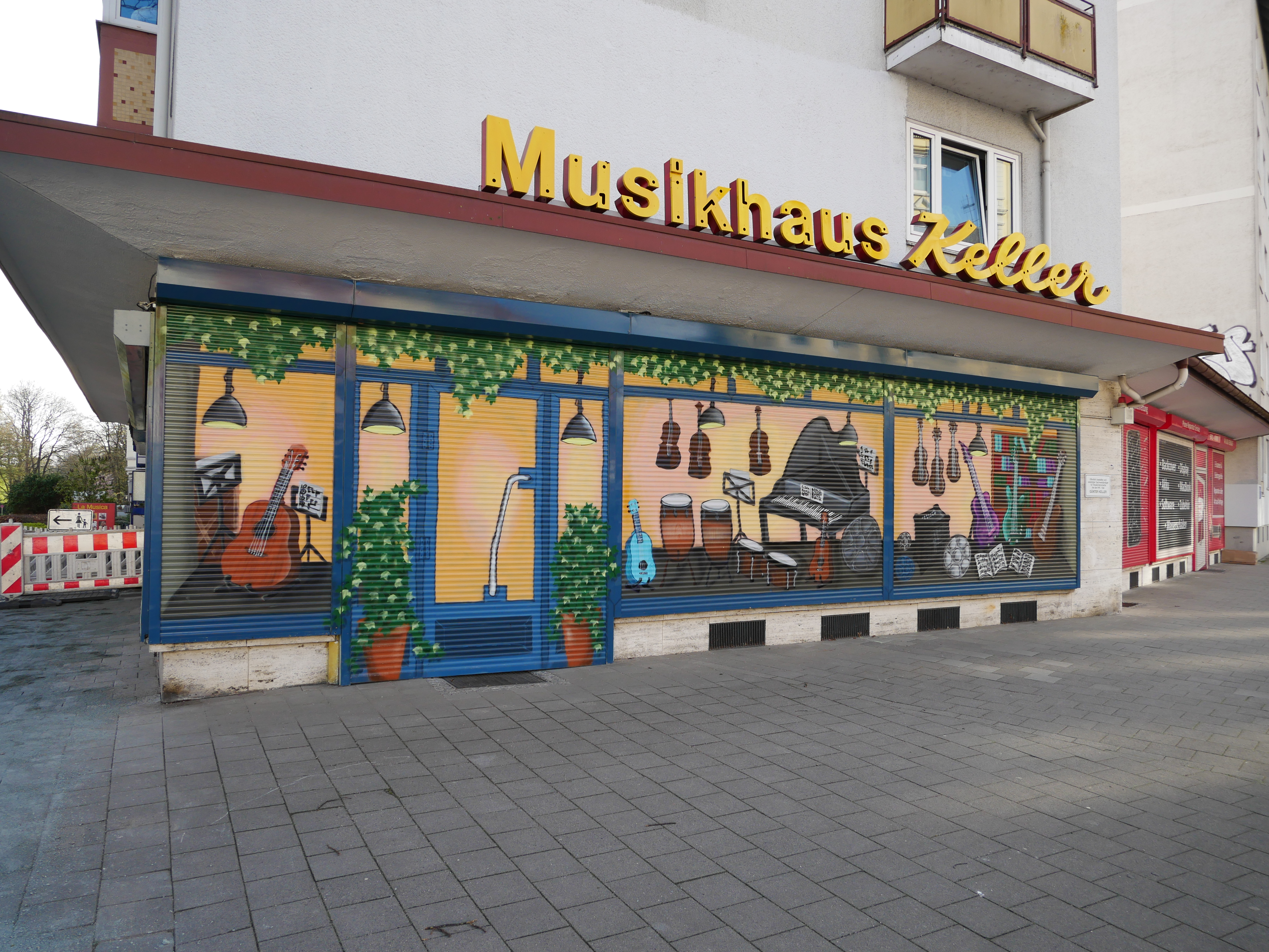 Bemalte Rollläden des Musikladens La Musica in Kiel mit bunten Graffiti-Motiven