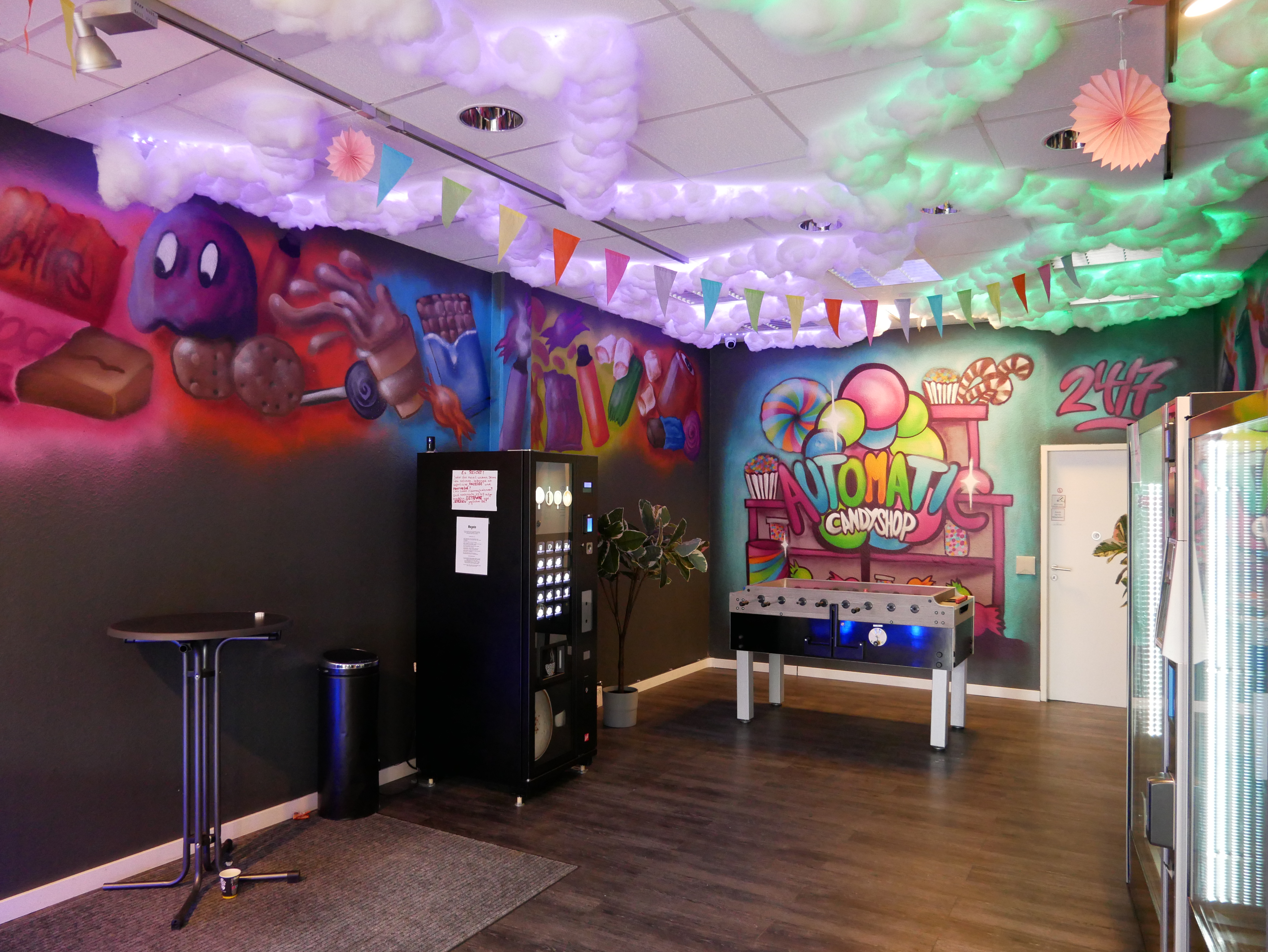 Innenraumgestaltung des Automatic-Candy-Shops in Plön mit farbenfrohen Wandgemälden