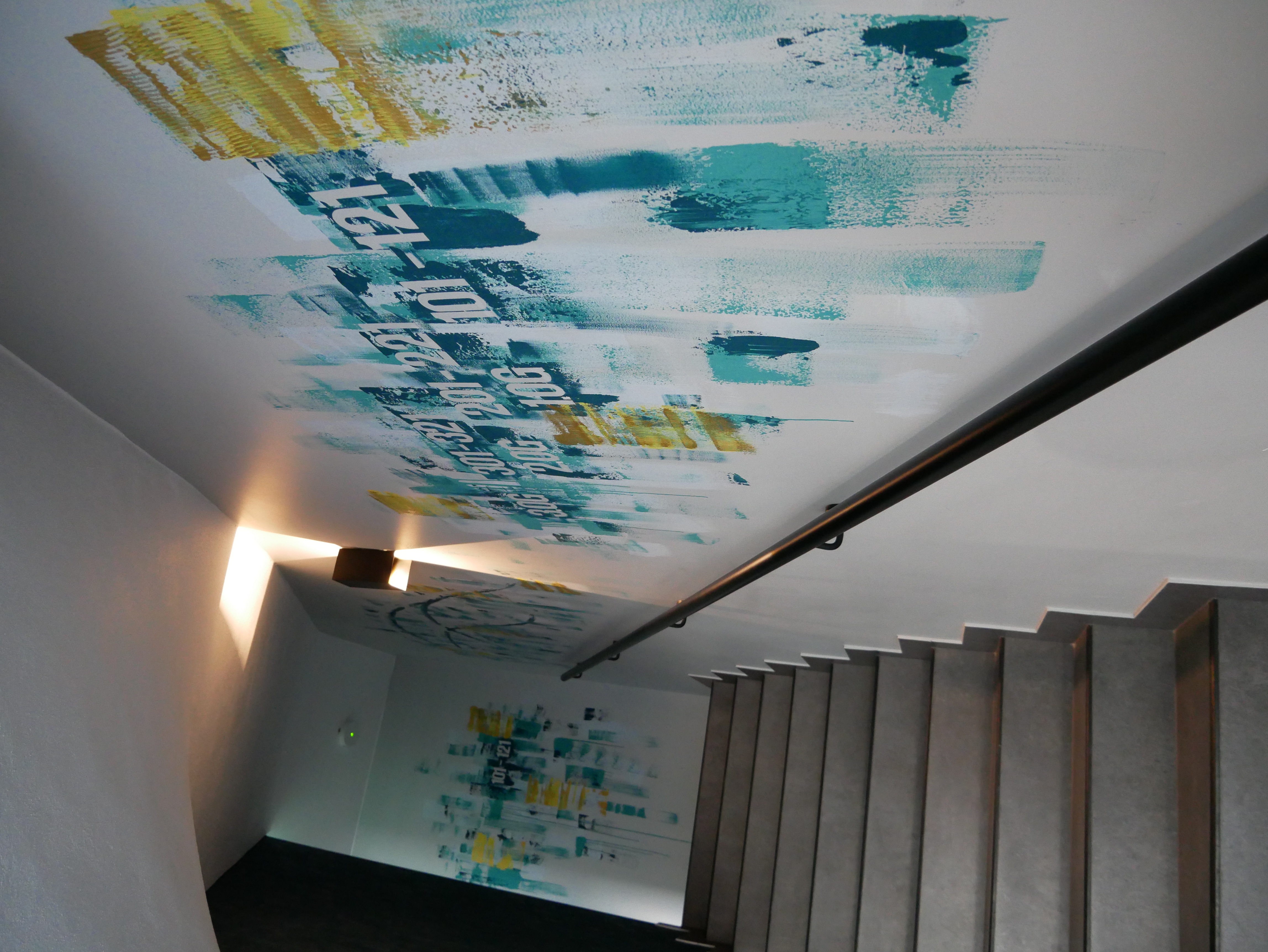 Wandgestaltung im Treppenhaus des MELIO Hotels in Kiel mit abstraktem Graffiti